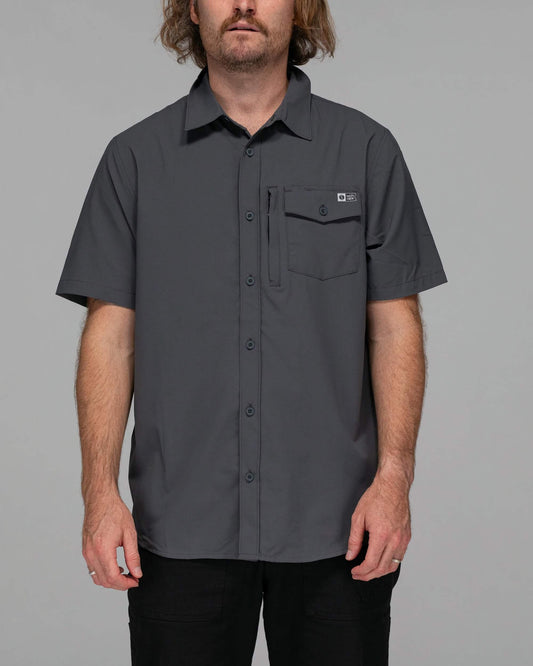 Salty crew WOVEN SHIRTS Offshore S/S Tech Woven - Charcoal in Charcoal